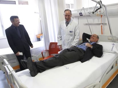 El consejero de Sanidad, Rafael Bengoa, inaugura el nuevo hospital de día de Galdakao tumbado en una cama del centro y acompañado por el director general de Osakidetza, Julián Pérez Gil, y el director gerente del hospital, Santiago Rabanal