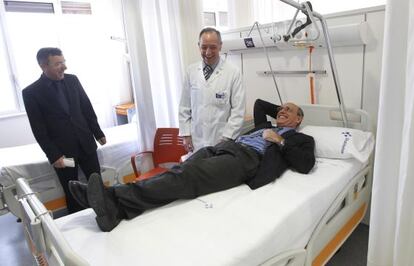 El consejero de Sanidad, Rafael Bengoa, inaugura el nuevo hospital de día de Galdakao tumbado en una cama del centro y acompañado por el director general de Osakidetza, Julián Pérez Gil, y el director gerente del hospital, Santiago Rabanal