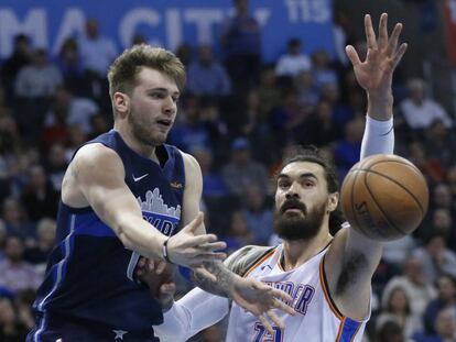 Doncic y Adams, en un Mavericks-Thunder.