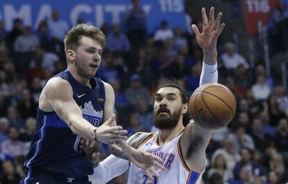 Doncic y Adams, en un Mavericks-Thunder.