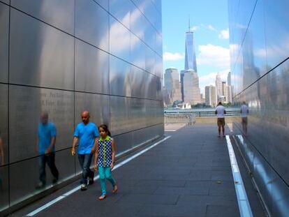 'Empty Sky', monumento a las víctimas del 11-S en la localidad de Hoboken (Nueva Jersey), en la orilla oeste del río Hudson.