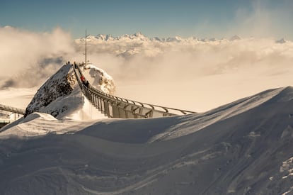 En un viaje por Suiza para capturar las imágenes más bellas es casi imprescindible subir a contemplar el alucinante panorama desde el Peak Walk by Tissot, un puente colgante entre dos picos de montaña en Les Diablerets. Es el primer puente peatonal del mundo entre dos picos, con unas vistas de ensueño que abarcan el legendario Mont Blanc y el Cervino, además del Eiger, el Mönch y el Jungfrau. La pasarela, de 107 metros de largo, culmina en un espacioso mirador con telescopios y visores que incluyen los nombres y alturas de los montes. Es de visita obligada siempre que no se padezca vértigo, claro.