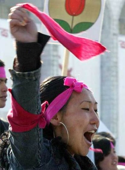 Manifestación en Bishkek en marzo de 2006, en el primer aniversario de la <i>revolución de los tulipanes.</i>