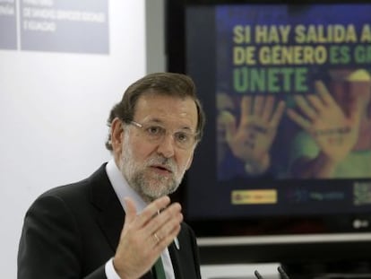 El presidente del Gobierno, Mariano Rajoy, durante su visita a la sede del servicio 016.