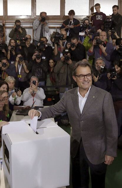 Fotografía de archivo (Barcelona, 09/11/2014), del expresidente catalán Artur Mas, en el momento de depositar su papeleta en la jornada participativa, sin carácter vinculante, sobre la independencia de Cataluña.