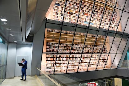 Imagen de la biblioteca nacional de Letonia.