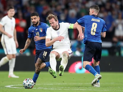 Harry Kane (C) lucha por el balón con los italianos Lorenzo Insigne (L) durante la prorroga de la final de la Eurocopa 2020 entre Italia e Inglaterra en el estadio de Wembley.