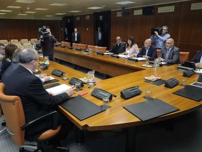 Encuentro en el Parlamento entre las delegaciones del PNV, a la izquierda, y PSE