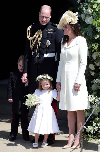 Los duques de Cambridge junto con sus hijos el príncipe Jorge y la princesa Carlota, a la salida de la capilla.