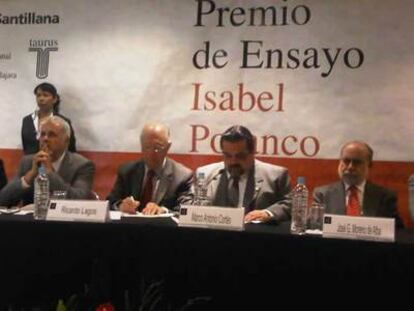 De izquierda a derecha, el ex presidente de Chile Ricardo Lagos, Marco Antonio Cortes, rector de la Universidad de Guadalajara y Raul Padilla López, director de la Fil, hoy en Guadalajara.