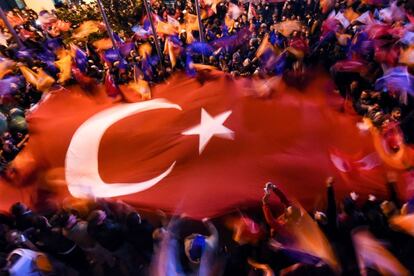 Partidarios del Partido de la Justicia y Desarrollo de Turquía (AKP) ondean una bandera turca gigante por las calles de Estambul.