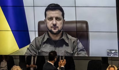 El presidente de Ucrania, Volodimir Zelenski, se dirige al Bundestag a través de un vídeo en vivo desde Kiev. 