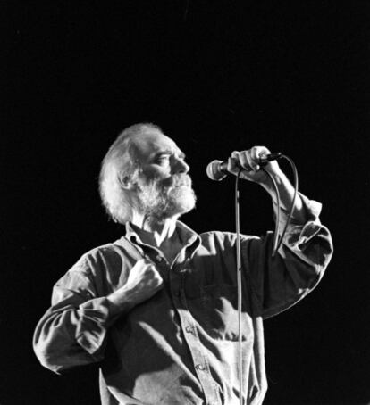 Javier Krahe durant la seva actuació en un festival de cantautors a Madrid, el 1996.