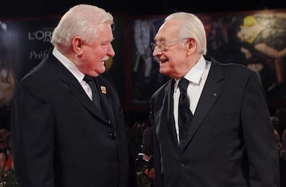 El director polaco Andrzej Wajda (d) y el expresidente polaco Lech Walesa, 5 de septiembre de 2013, para la proyección de la película 'Walesa. Czlowiek z nadziei' (Walesa. Hombre de esperanza).