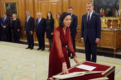 La ministra de Industria y Turismo, Reyes Maroto, promete su cargo ante el Rey Felipe VI, en el acto de toma de posesión en el Palacio de la Zarzuela