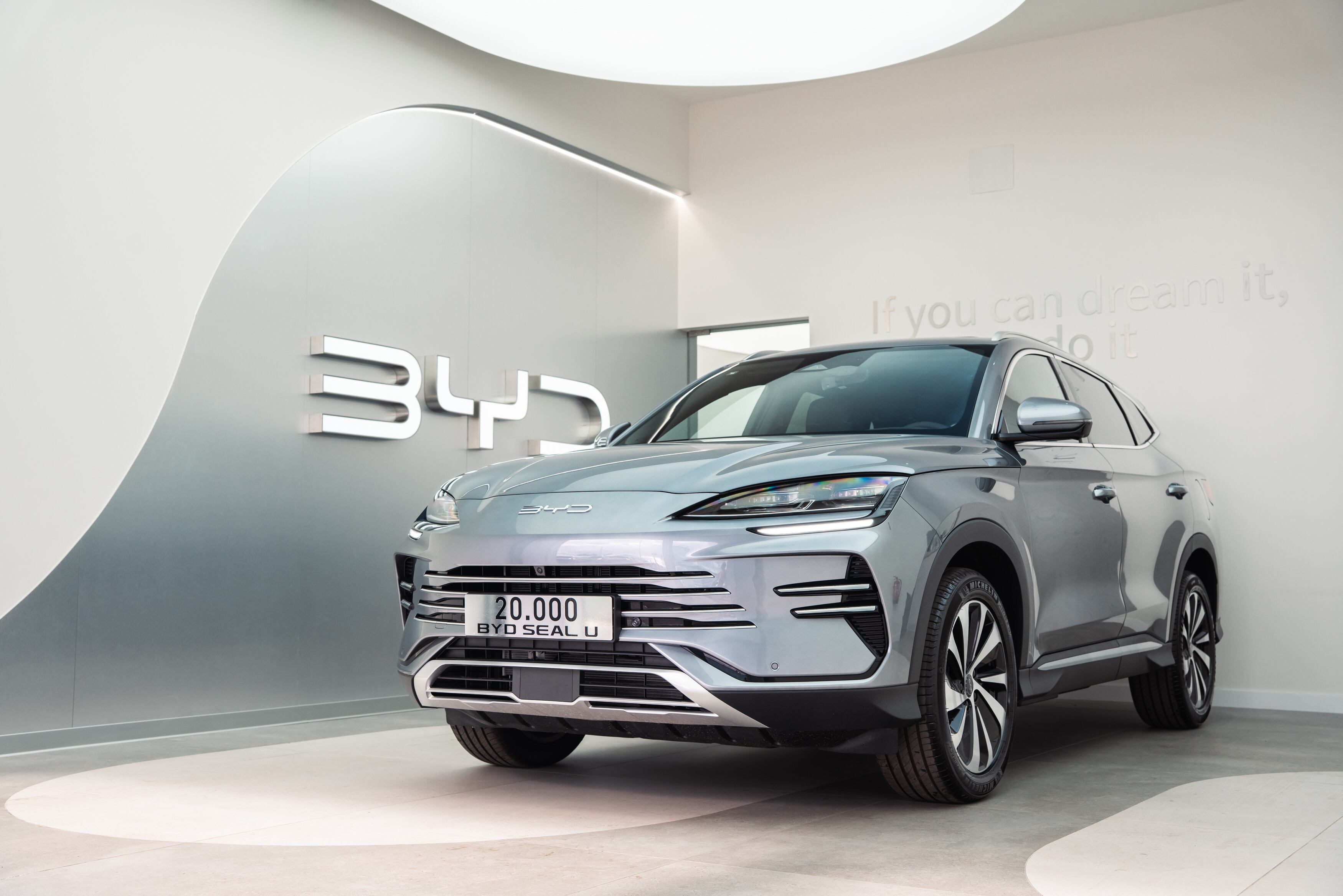 BYD destrona a Tesla en España: es la que más eléctricos e híbridos enchufables vende hasta agosto