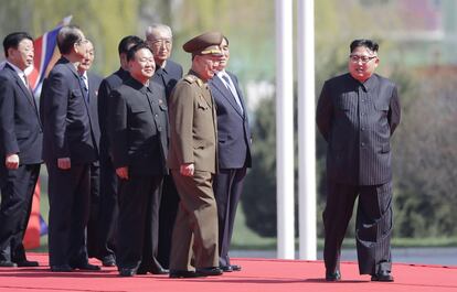 El líder norcoreano Kim Jong-un (d) durante la inauguración de una docena de edificios de apartamentos en Pyongyang. Este sábado se conmemora el 105º aniversario del nacimiento del fundador del régimen, Kim Il-sung, para el cual el país se vuelca en preparativos.