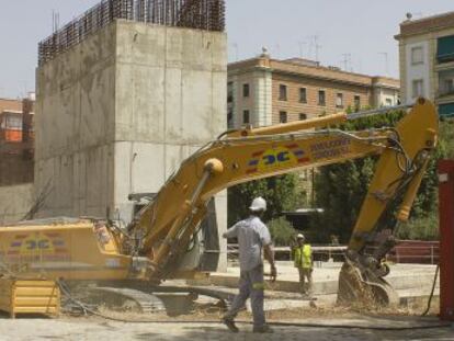 Las máquinas excavadoras durante el proceso de demolición de la biblioteca.