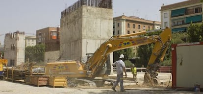 Las máquinas excavadoras durante el proceso de demolición de la biblioteca.