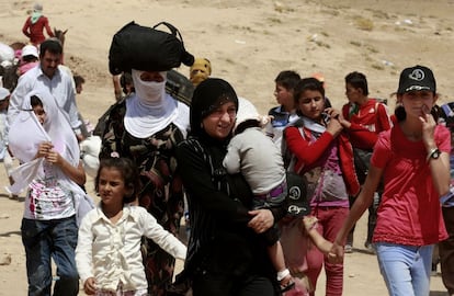 Un grupo de refugiados sirios cruza a Irak por la frontera de Peshkhabour, en Dahuk, a 430 kilómetros al noroeste de Bagdad.