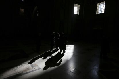 Sacerdotes a su llegada a la Basílica de San Pedro en el Vaticano donde el Papa Benedicto XVI se reunirá con los sacerdotes de la diócesis de Roma.