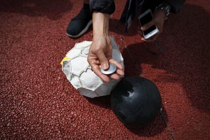 Así es por dentro el balón del mundial de fútbol para ciegos. Suena al moverse y cuando hay que lanzar un córner, el árbitro lo agita para que el jugador se acerque hasta la esquina desde la que se tiene que tirar.