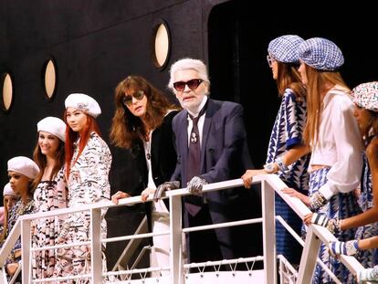 El diseñador Karl Lagerfeld junto a Virginie Viard y las modelos durante la presentación de la colección Chanel Crucero el 3 de mayo de 2018 en Paris (Francia).