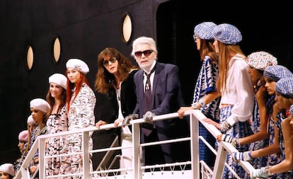 El diseñador Karl Lagerfeld junto a Virginie Viard y las modelos durante la presentación de la colección Chanel Crucero el 3 de mayo de 2018 en Paris (Francia).