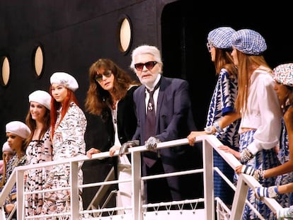 El diseñador Karl Lagerfeld junto a Virginie Viard y las modelos durante la presentación de la colección Chanel Crucero el 3 de mayo de 2018 en Paris (Francia).