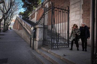 Salida de la valla de los jardines de Sabatini a la cuesta de San Vicente.