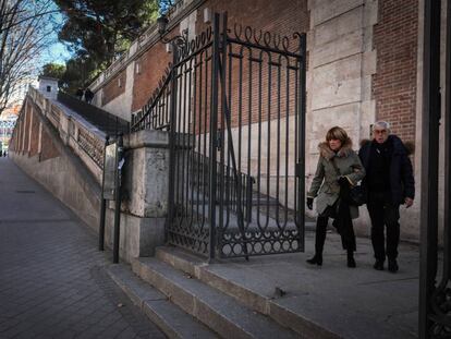 Salida de la valla de los jardines de Sabatini a la cuesta de San Vicente.