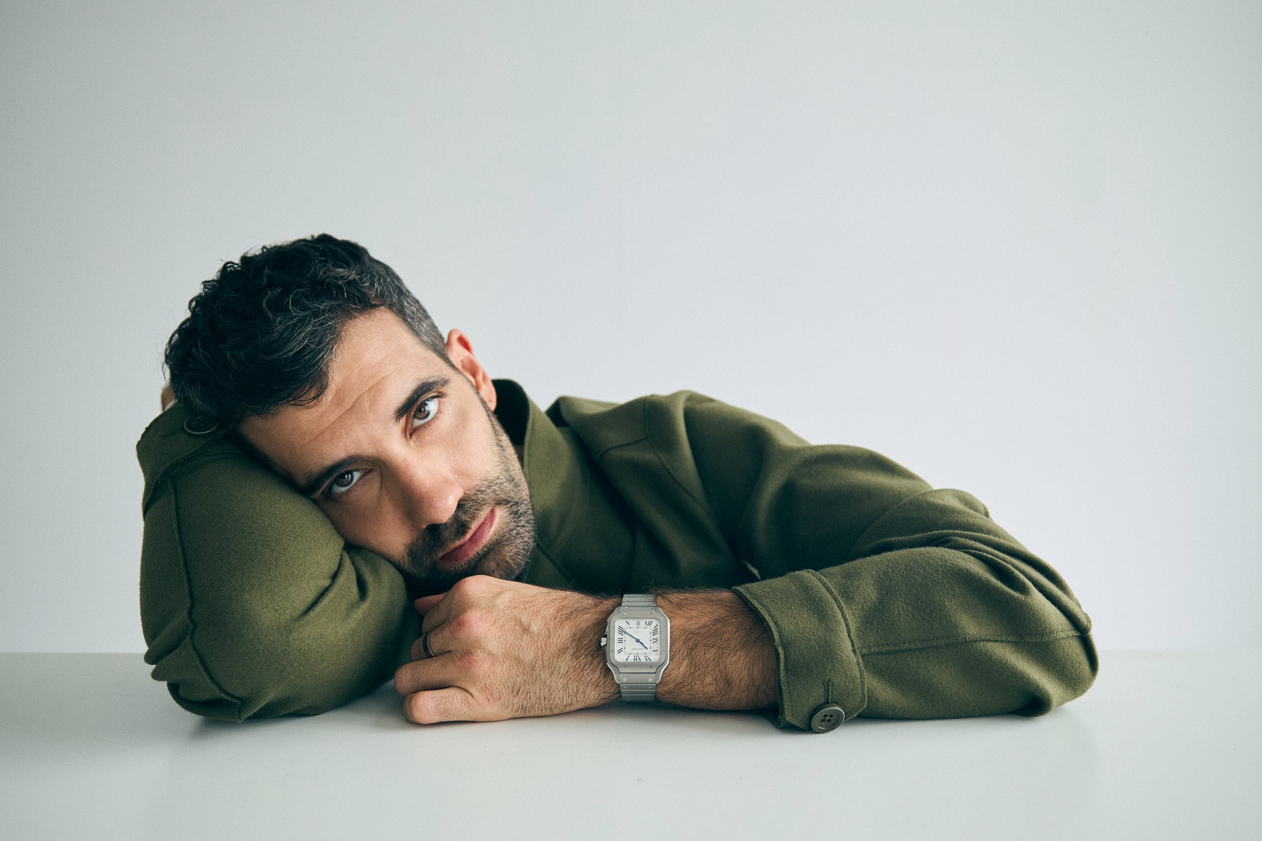 El protagonista de ‘Rondallas’, de Daniel Sánchez Arevalo, viste chaqueta Herno y lleva el nuevo Santos, de Cartier, en titanio.