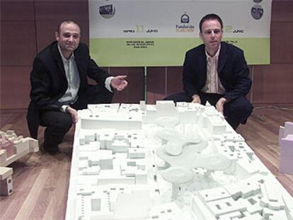 Jürgen Mayer (izquierda) y Andre Santer, ganadores del concurso sobre la plaza de la Encarnación de Sevilla, muestran la maqueta del proyecto.