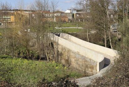 Manuel Durán, profesor de Historia de la Ingeniería Civil en la Universidade da Coruña considera la restauración de Ponte Noalla “correcta”, “honrada” y “digna”, por lo menos “en su concepto básico”