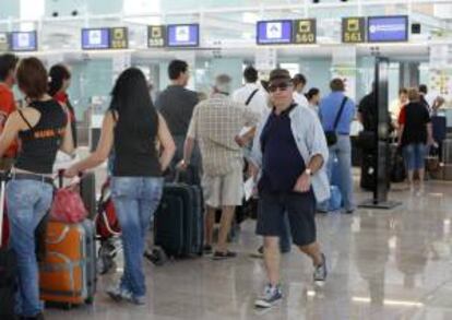 Viajeros en la Terminal 1 del aeropuerto de El Prat, donde opera, entre otras aerolíneas,  Vueling. EFE/Archivo