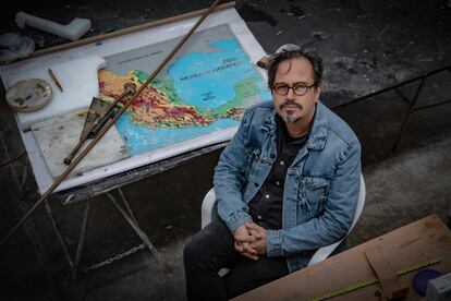 Ortega posa para un retrato en su estudio.
