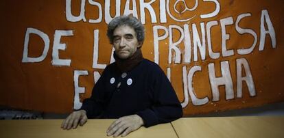 Estas Navidades han sido diferentes para Juan Antonio Recio, de 56 años, enfermero del hospital de La Princesa que tuvo que dejar su trabajo en 2002 al quedar incapacitado tras un accidente. Mantiene una huelga de hambre desde el 21 de diciembre y permanece encerrado, bajo la supervisión de los médicos, para luchar “por la sanidad pública”. Solo ingiere agua con limón y sirope de arce. Ayer decía estar “un poco cansado, pero bien”, y notar el “apoyo” de sus compañeros. Recio tiene una “situación familiar difícil”, con su madre y su hermana viviendo en residencias. Los participantes en las concentraciones en La Princesa (11 y 18 horas) le visitan a diario.