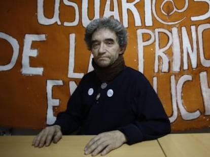 Estas Navidades han sido diferentes para Juan Antonio Recio, de 56 años, enfermero del hospital de La Princesa que tuvo que dejar su trabajo en 2002 al quedar incapacitado tras un accidente. Mantiene una huelga de hambre desde el 21 de diciembre y permanece encerrado, bajo la supervisión de los médicos, para luchar “por la sanidad pública”. Solo ingiere agua con limón y sirope de arce. Ayer decía estar “un poco cansado, pero bien”, y notar el “apoyo” de sus compañeros. Recio tiene una “situación familiar difícil”, con su madre y su hermana viviendo en residencias. Los participantes en las concentraciones en La Princesa (11 y 18 horas) le visitan a diario.