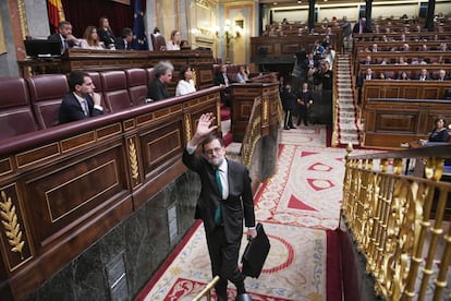 El presidente del Gobierno, Mariano Rajoy, abandona el hemiciclo.