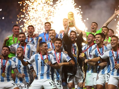 Argentina’s National Team raises the World Cup.