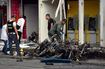Investigadores de la policía colombiana recogen evidencias luego de una explosión en Jamundí