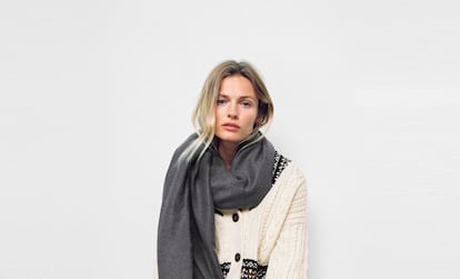 Edita Vilkeviciute con una bufanda de Zara rebajada un 40% por el Black Friday.