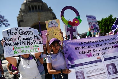 Un contingente parte del monumento a La Revolución con rumbo al Zócalo, sitio de la concentración final. 