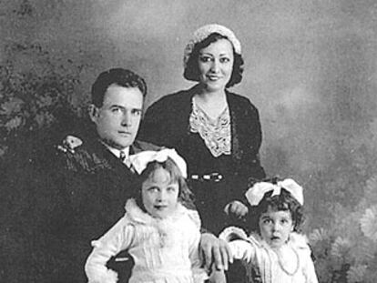 Carlota O'Neill y el capitán Virgilio Leret, con sus hijas Mariela y Carlota.