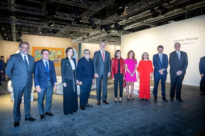 De izquierda a derecha, Juan Cantón, director general de prensa de Prisa Media; José Martínez-Almeida, alcalde de Madrid; Isabel Díaz Ayuso, presidenta de la Comunidad de Madrid; Jaume Plensa, artista protagonista del esapacio de EL PAÍS; los Reyes; Pilar Gil, vicepresidenta del grupo Prisa; Pepa Bueno, directora de EL PÁIS; Ernest Urtasun, ministro de Cultura; y José Vicente de los Mozos, presidente de Ifema.