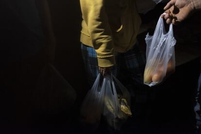 Vecinos de la urbanización La Carlota compran en el mercado ambulante frutas y verdura. El servicio de electricidad lleva años funcionando en condiciones de máxima precariedad.