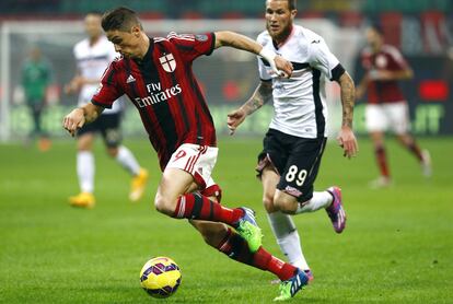 Fernando Torres, con la camiseta del AC Milan, durante un partido de la Serie A de la Liga italiana en Milán, en 2014.