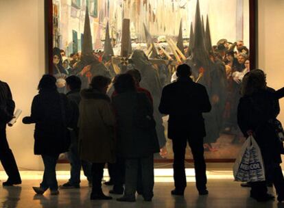 Varios visitantes, frente al panel <i>Sevilla, los nazarenos</i>, ayer en la exposición <i>Visión de España</i>, que hoy se clausura en el Centro Cultural Bancaja de Valencia.