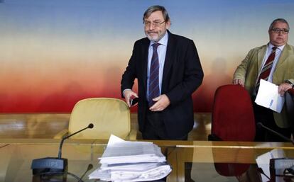 The Socialist Party spokesman for Madrid City Council, Jaime Lissavetzky (l), at the Madrid Arena hearings