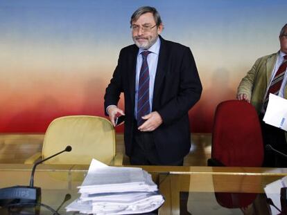 The Socialist Party spokesman for Madrid City Council, Jaime Lissavetzky (l), at the Madrid Arena hearings